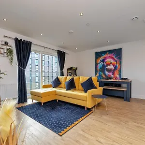  Apartment Luxury Apartment-free Parking-central Location-close To Airport, Station & Centre