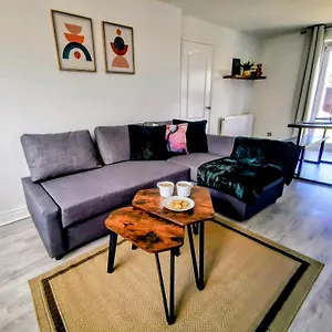 no-7-bright-spacious-3-bed-home-with-parking-wifi.hotelsin-chester.com/