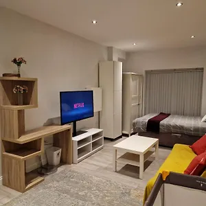  Apartment Luton Airport Studio: Self-contained Comfort For All