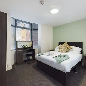 six-bedroom-home-train-station-town-centre-location.yorkshirehotels.net/
