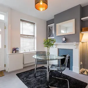 Ashton House - Stylish 2 Bedroom House, Close To Luton Town Center & Airport Luton (Bedfordshire)