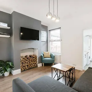 Cambridge House - Modern 2 Bedroom House, Close To Luton Airport & Town Centre Luton (Bedfordshire)