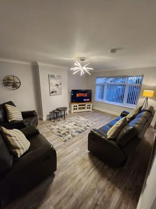House On The Furrows Villa Luton  Holiday home