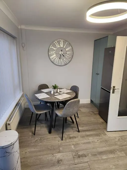 House On The Furrows Villa Luton  0*, Luton (Bedfordshire)